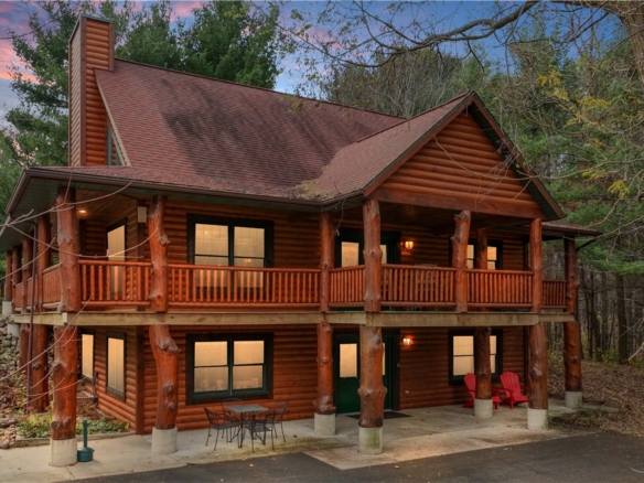 Residentialhouse for sale picture with an address of  18061 County Highway OO  in Chippewa Falls and a list price of 599900