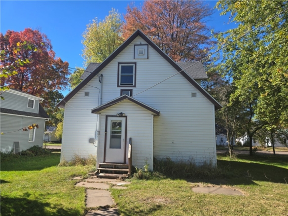 Residentialhouse for sale picture with an address of  213 2nd Street in Cornell and a list price of 94900