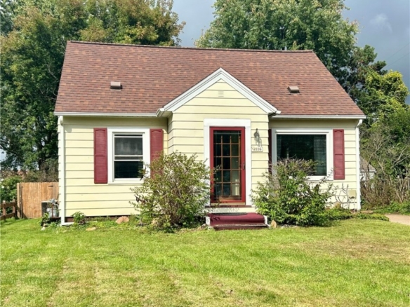 Residentialhouse for sale picture with an address of  2226 Valley View Place in Eau Claire and a list price of 245000