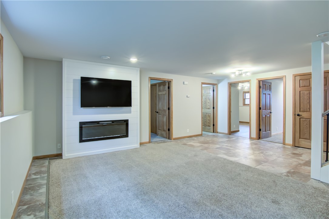 2231-Meadow-Eau-Claire-WI-54701-6