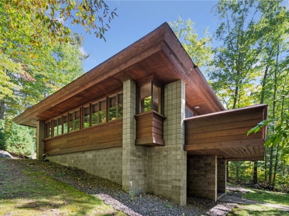 Residentialhouse for sale picture with an address of  2261 20th Street in Comstock and a list price of 689000