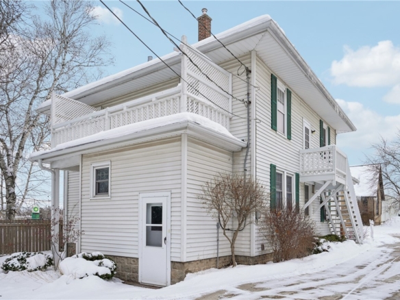Residentialhouse for sale picture with an address of  355 Madison Street in Waterloo and a list price of 339900