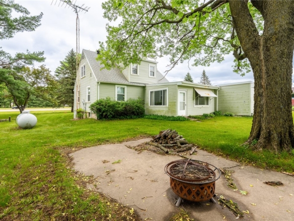 Residentialhouse for sale picture with an address of  3784 Tamara Drive in Eau Claire and a list price of 299000