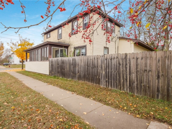 Residentialhouse for sale picture with an address of  739 Broadway Street in Eau Claire and a list price of 224900