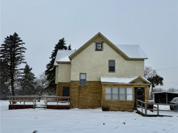 Residentialhouse for sale picture with an address of  7544 Curvue Road in Eau Claire and a list price of 335000