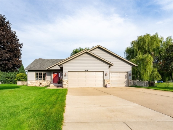 Residentialhouse for sale picture with an address of  829 Bluff View Circle in Chippewa Falls and a list price of 362000