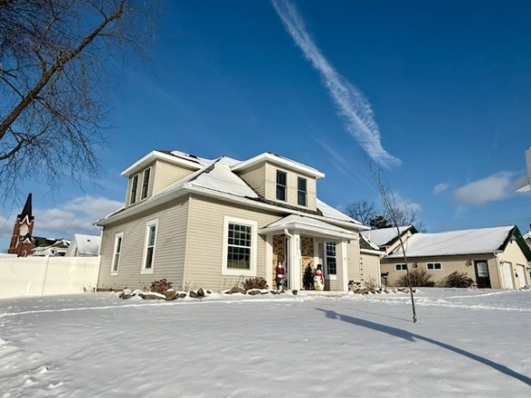 Residentialhouse for sale picture with an address of  923 19th Avenue in Bloomer and a list price of 330000