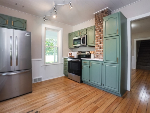 Residentialhouse for sale picture with an address of  9290 US Highway 53  in Fall Creek and a list price of 289900