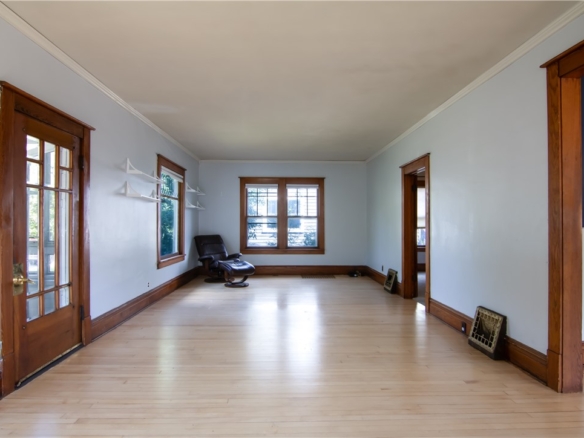 Residentialhouse for sale picture with an address of  1011 6th Avenue in Eau Claire and a list price of 264900