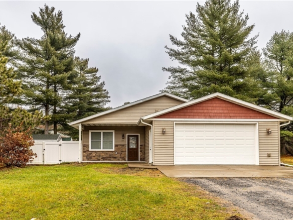 Residentialhouse for sale picture with an address of  103 Creekside Court in Black River Falls and a list price of 283000