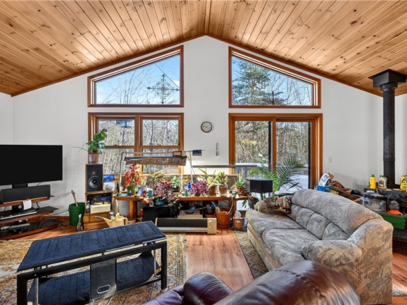 Residentialhouse for sale picture with an address of  10884 County Road in Hayward and a list price of 265000