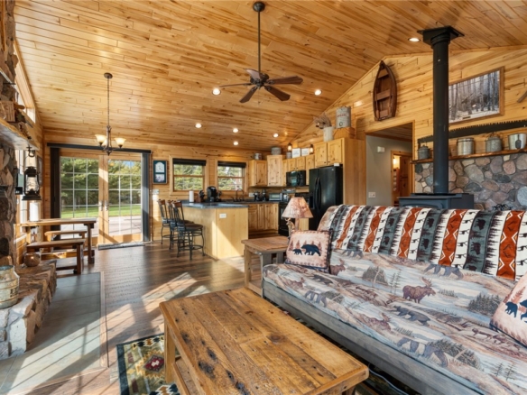 Residentialhouse for sale picture with an address of  1095 80th Street in Amery and a list price of 1250000