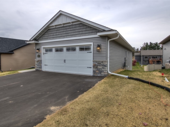 Residentialhouse for sale picture with an address of  1372 Pebble Beach Drive in Altoona and a list price of 483731