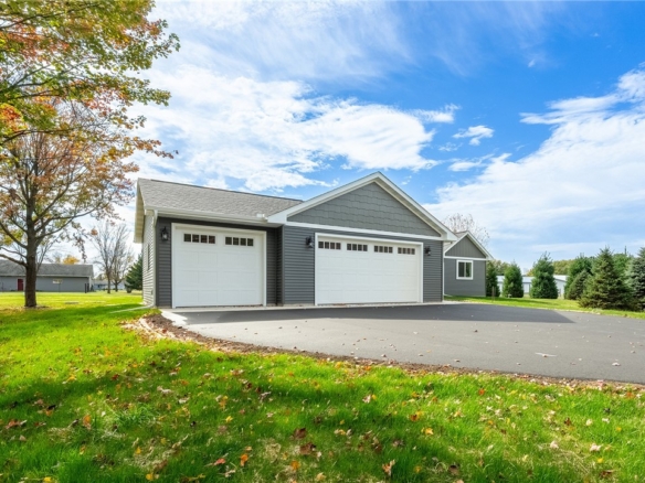 Residentialhouse for sale picture with an address of  14113 90th Avenue in Chippewa Falls and a list price of 519900