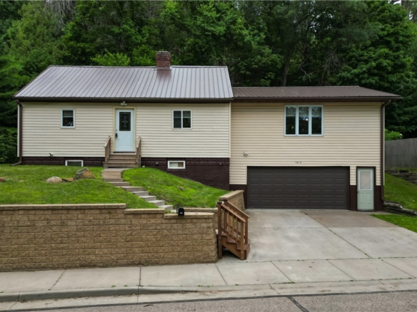 Residentialhouse for sale picture with an address of  1612 11th Street in Eau Claire and a list price of 255900