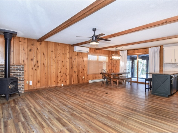 Residentialhouse for sale picture with an address of  28933 Treasure Island Road in Danbury and a list price of 335000