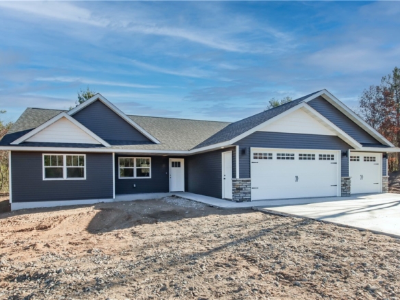 Residentialhouse for sale picture with an address of  3443 112th Street in Chippewa Falls and a list price of 492500