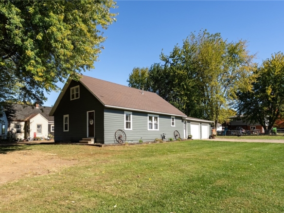 Residentialhouse for sale picture with an address of  700 Washington Street in Thorp and a list price of 210000