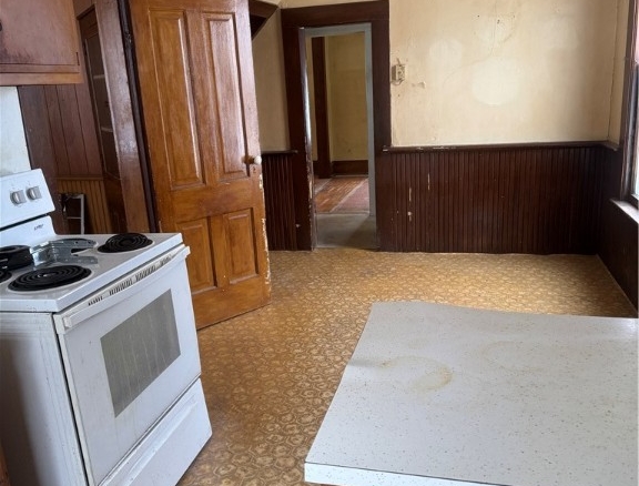 Residentialhouse for sale picture with an address of  803 Jefferson Avenue in Chippewa Falls and a list price of 130000