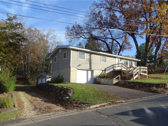 Residentialhouse for sale picture with an address of  812 11th Avenue in Durand and a list price of 219500