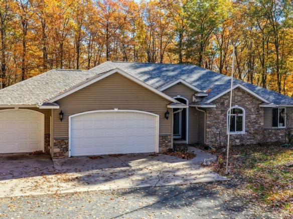 Residentialhouse for sale picture with an address of  N4433 Forest Creek Drive in Shell Lake and a list price of 499900