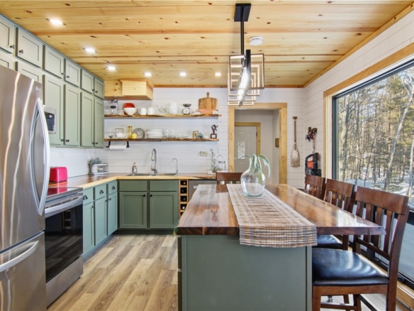 Residentialhouse for sale picture with an address of  10570 East End Drive in Hayward and a list price of 475000