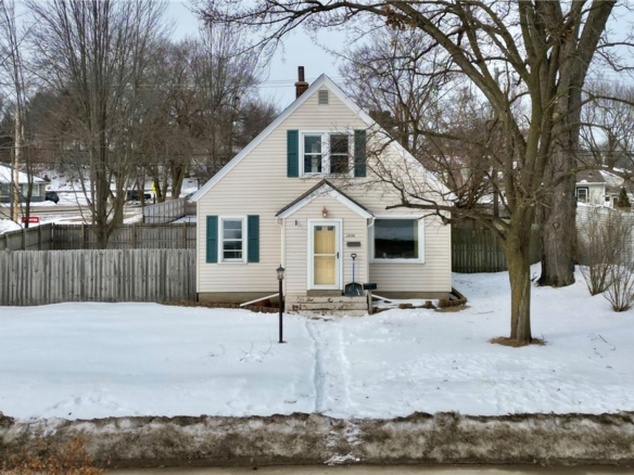 Residentialhouse for sale picture with an address of  1530 Margaret Street in Eau Claire and a list price of 224900