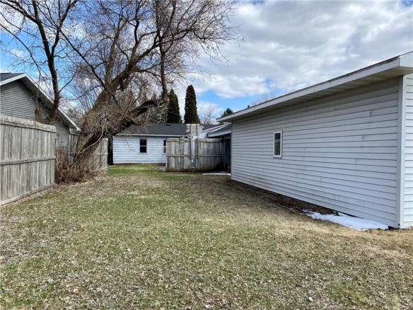 Residentialhouse for sale picture with an address of  15688 Davis Avenue in Hayward and a list price of 167500