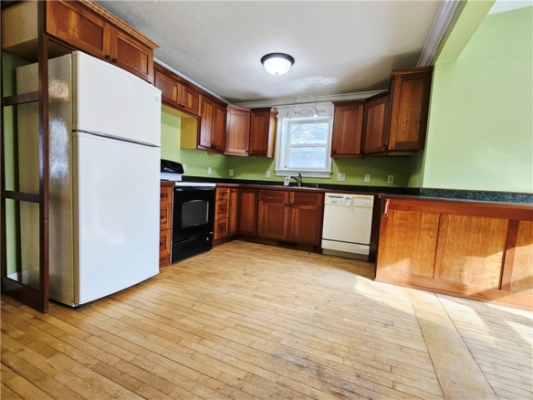 Residentialhouse for sale picture with an address of  15943 3rd Street in Hayward and a list price of 130000