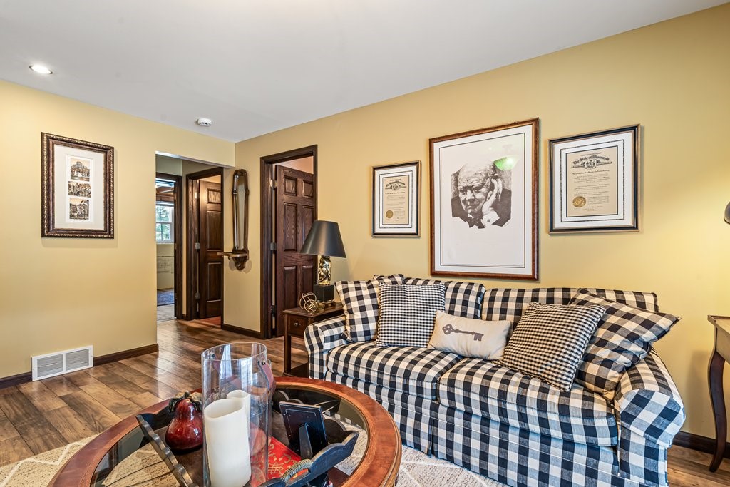 1628-Old-English-Altoona-WI-54720-2