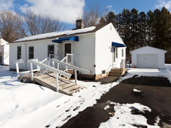 Residentialhouse for sale picture with an address of  208 14th Street in Menomonie and a list price of 200000