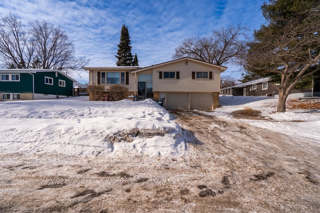 2858-11th-Eau-Claire-WI-54703-5