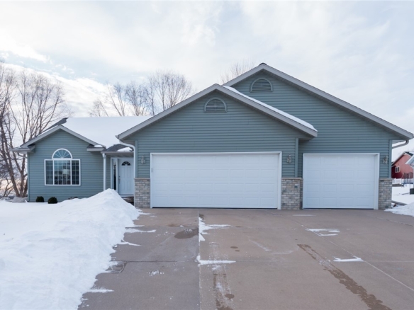 Residentialhouse for sale picture with an address of  3012 West Ridge Drive in Eau Claire and a list price of 414900
