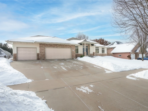 Residentialhouse for sale picture with an address of  3139 Anric Drive in Eau Claire and a list price of 595000