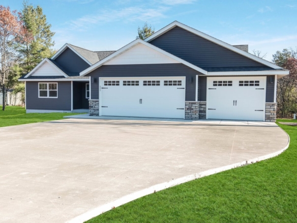 Residentialhouse for sale picture with an address of  3621 112th Street in Chippewa Falls and a list price of 464900