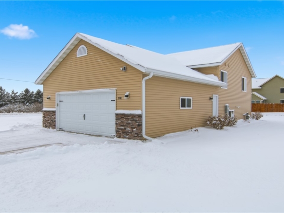 Residentialhouse for sale picture with an address of  908 Mooring Line Drive in Chippewa Falls and a list price of 399999