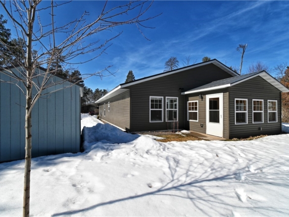 Residentialhouse for sale picture with an address of  10402 Forest Avenue in Hayward and a list price of 325000