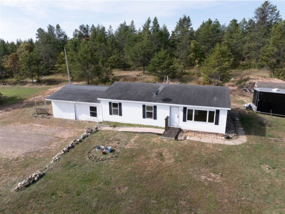 Residentialhouse for sale picture with an address of  11481 Pine Cone Drive in Gordon and a list price of 159900