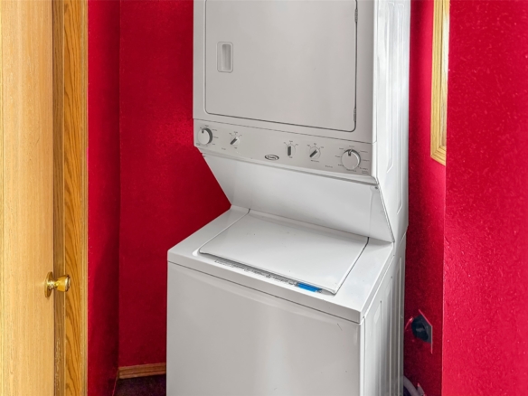 Residentialhouse for sale picture with an address of  124 8th Avenue in Stanley and a list price of 218000