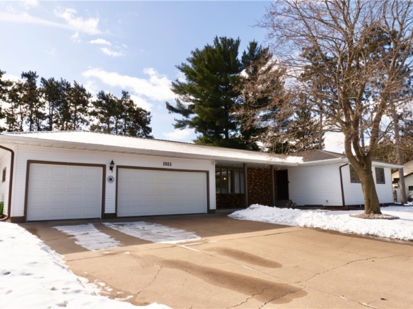 Residentialhouse for sale picture with an address of  1511 Pine Park Drive  in Eau Claire and a list price of 400000