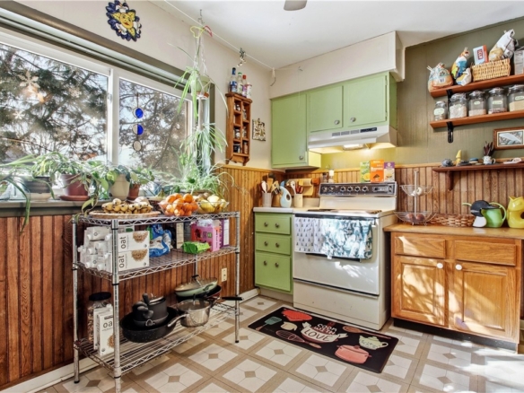 Residentialhouse for sale picture with an address of  215 10th Avenue in Eau Claire and a list price of 199900