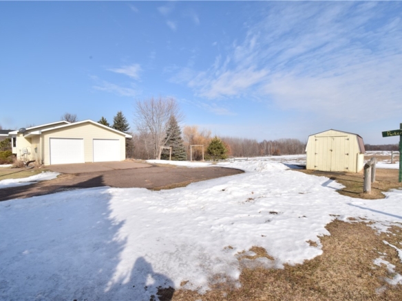 Residentialhouse for sale picture with an address of  24198 Swenson Road in Webster and a list price of 348000