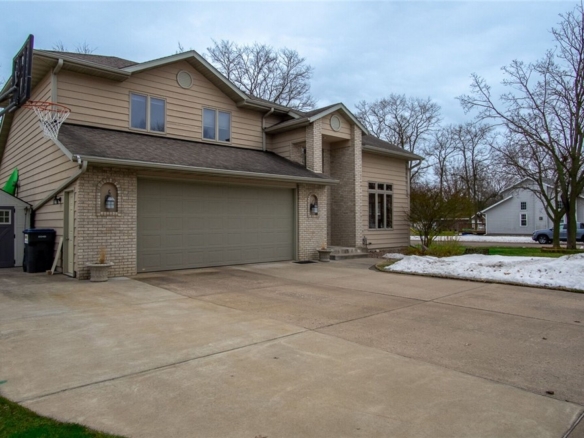 Residentialhouse for sale picture with an address of  3103 Green View Drive in Eau Claire and a list price of 524900