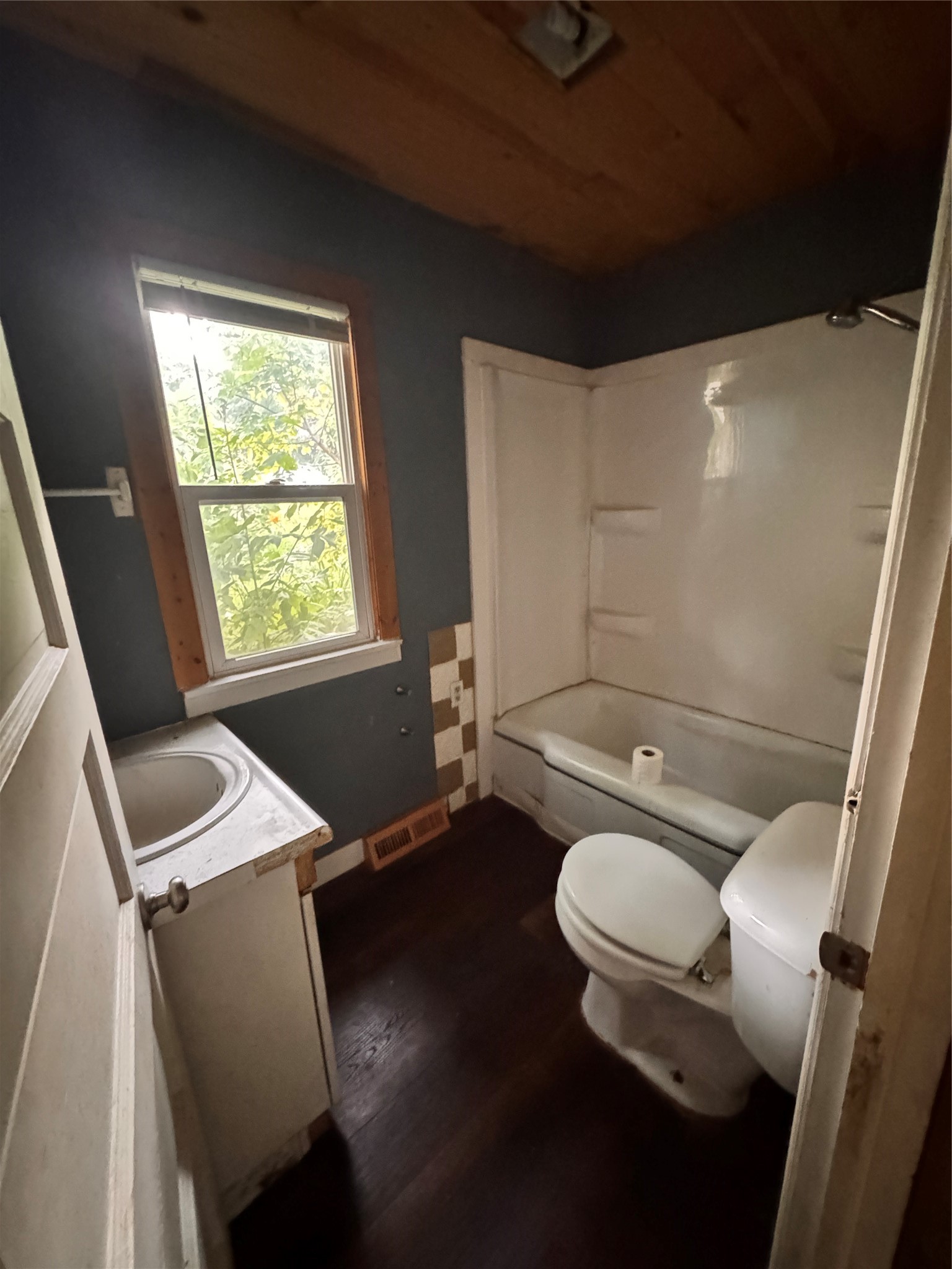 409-Poplar-Spooner-WI-54801-4