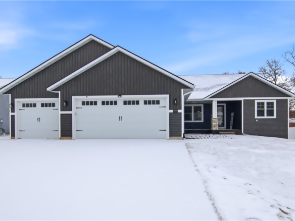 Residentialhouse for sale picture with an address of  4919 Woodlands Drive in Eau Claire and a list price of 474900