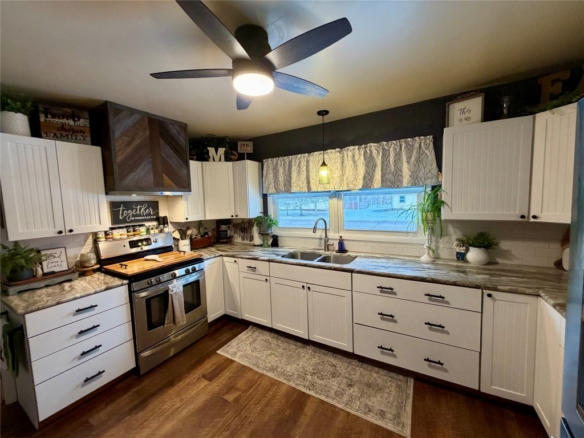 Residentialhouse for sale picture with an address of  501 Yellow Street in Cadott and a list price of 350000