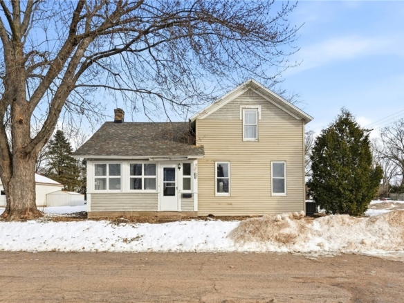 Residentialhouse for sale picture with an address of  555 Irvine Street in Chippewa Falls and a list price of 215000