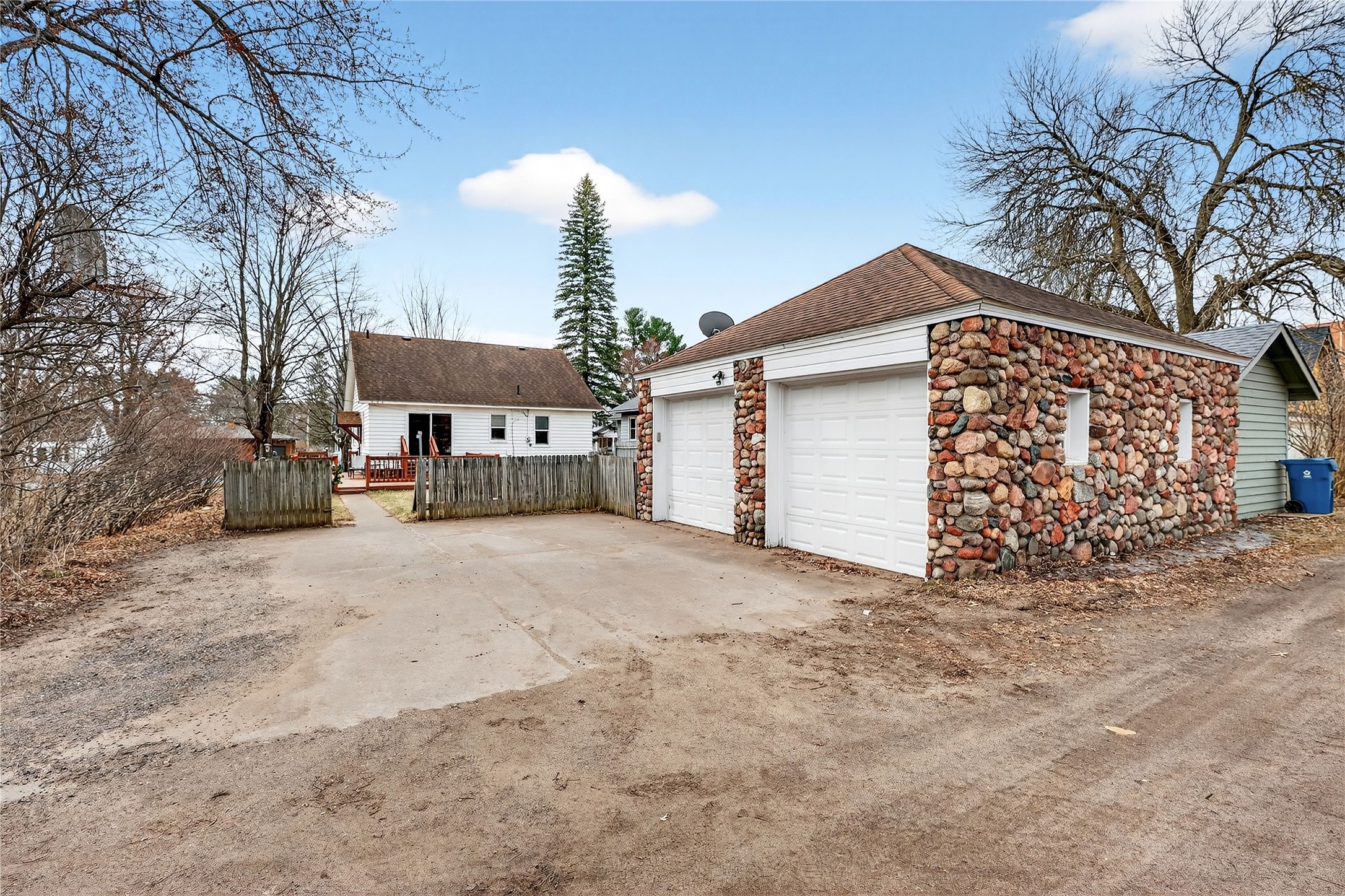 610-Oak-Spooner-WI-54801-1