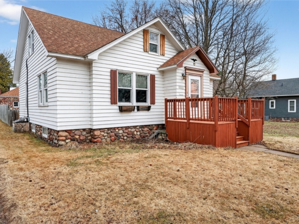 Residentialhouse for sale picture with an address of  610 Oak Street in Spooner and a list price of 214000