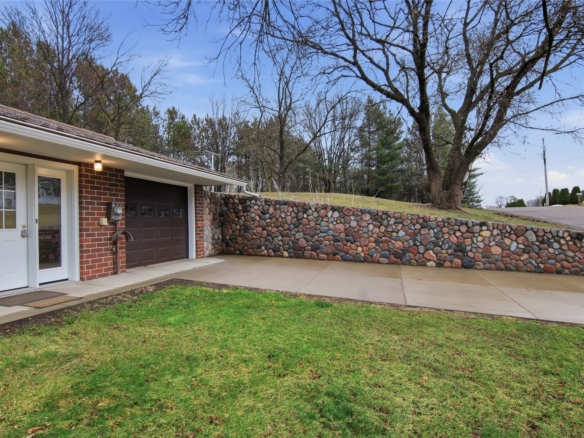 Residentialhouse for sale picture with an address of  625 10th Avenue in Bloomer and a list price of 309000